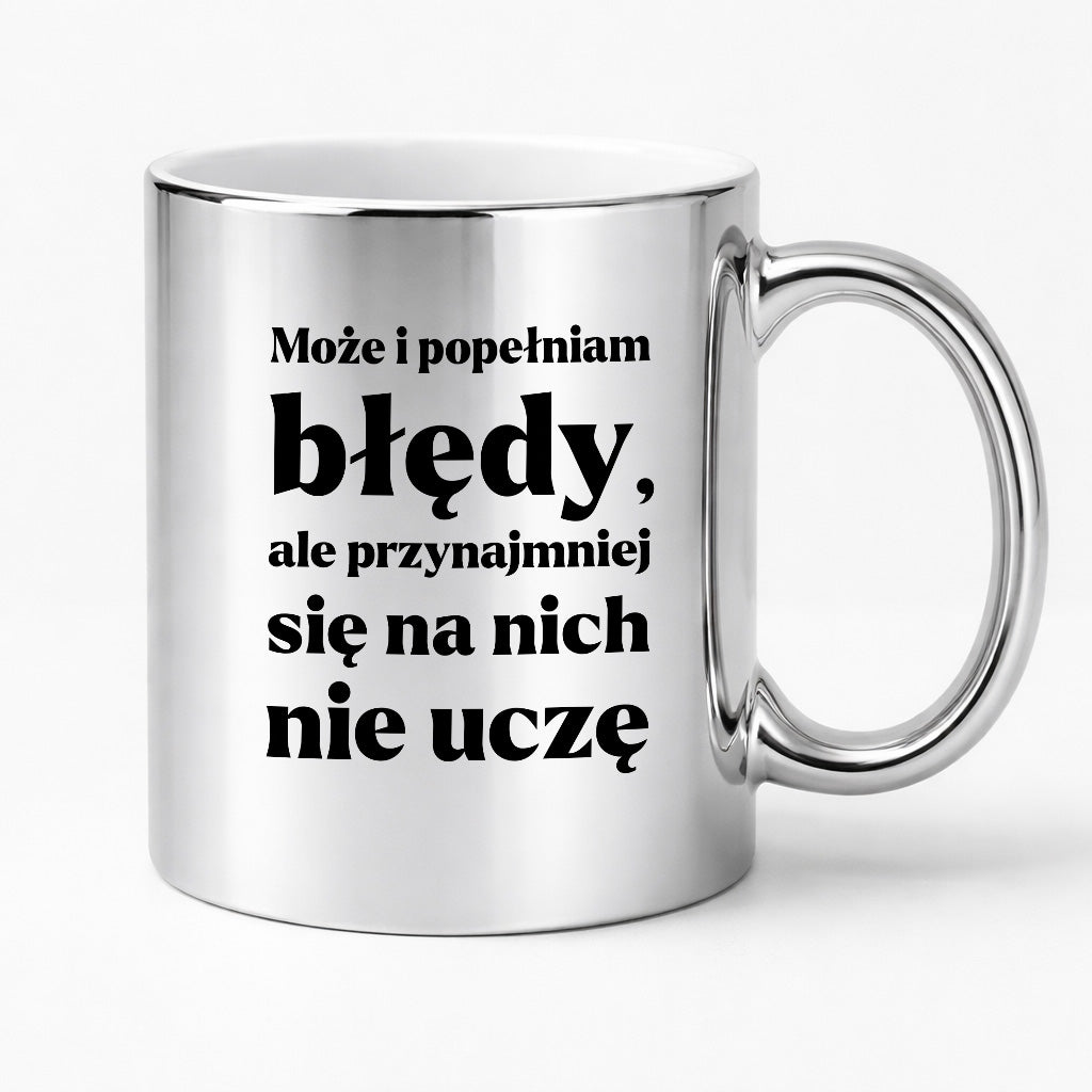 Kubek z nadrukiem - "Może i popełniam błędy, ale przynajmniej się na nich nie uczę"