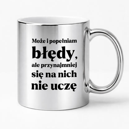 Kubek z nadrukiem - "Może i popełniam błędy, ale przynajmniej się na nich nie uczę"