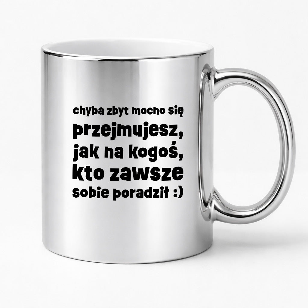 Kubek z nadrukiem "chyba zbyt mocno się przejmujesz, jak na kogoś, kto zawsze sobie poradził :)"