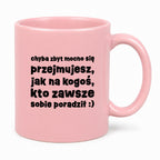 Kubek z nadrukiem "chyba zbyt mocno się przejmujesz, jak na kogoś, kto zawsze sobie poradził :)"