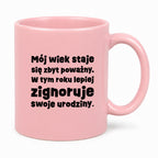 Kubek z nadrukiem "mój wiek staje się zbyt poważny. W tym roku lepiej zignoruje swoje urodziny."