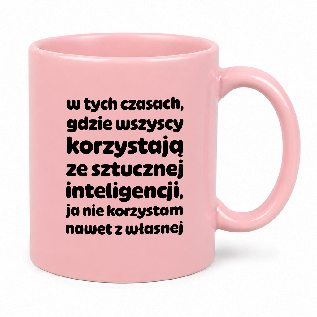 Kubek z nadrukiem "w tych czasach, gdzie wszyscy korzystają ze sztucznej inteligencji, ja nie korzystam nawet z własnej"