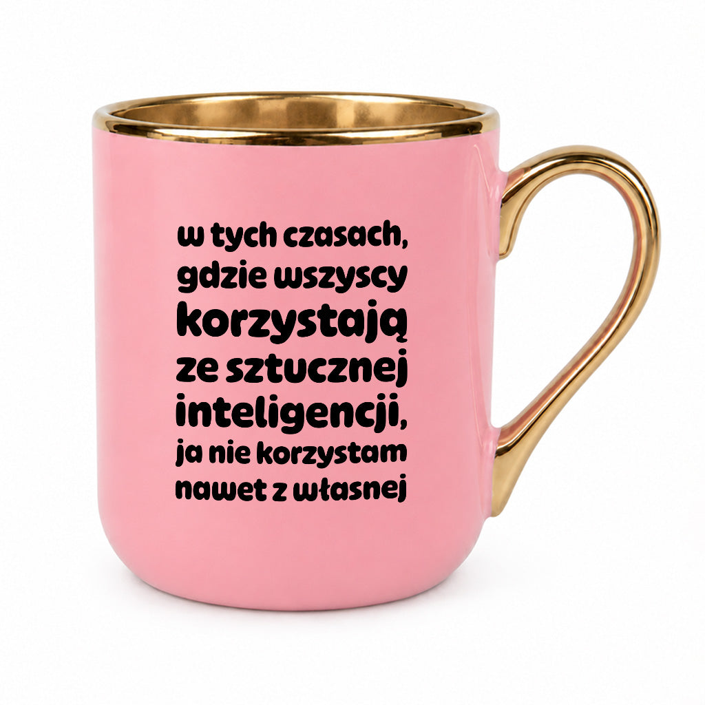 Kubek z nadrukiem "w tych czasach, gdzie wszyscy korzystają ze sztucznej inteligencji, ja nie korzystam nawet z własnej"