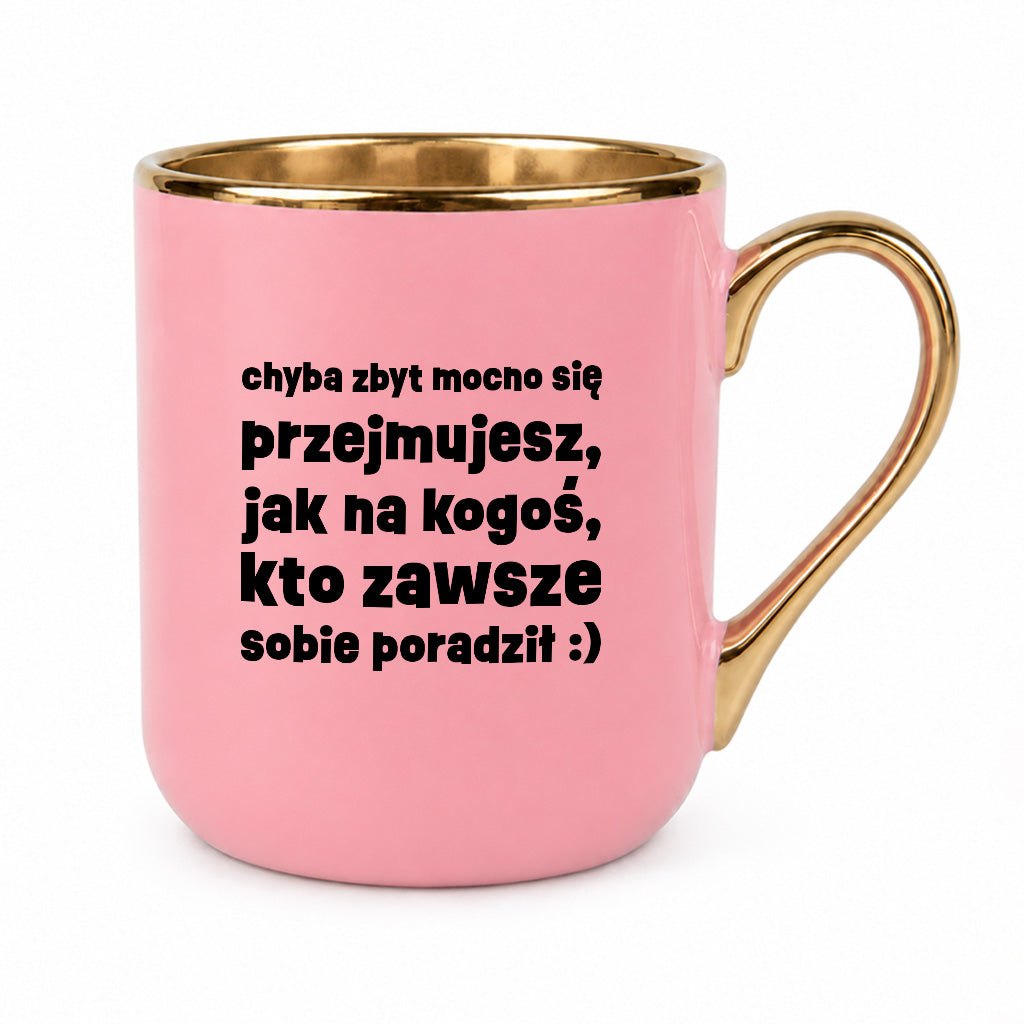 Kubek z nadrukiem "chyba zbyt mocno się przejmujesz, jak na kogoś, kto zawsze sobie poradził :)"