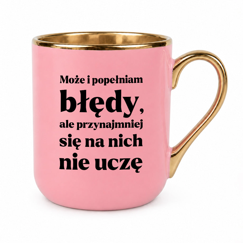 Kubek z nadrukiem - "Może i popełniam błędy, ale przynajmniej się na nich nie uczę"