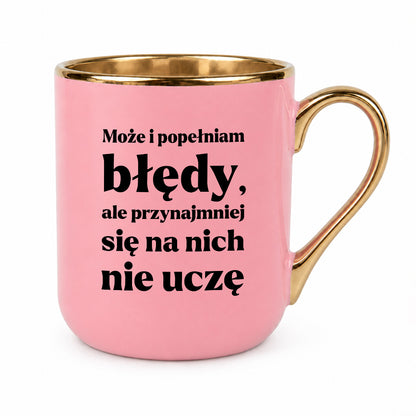 Kubek z nadrukiem - "Może i popełniam błędy, ale przynajmniej się na nich nie uczę"