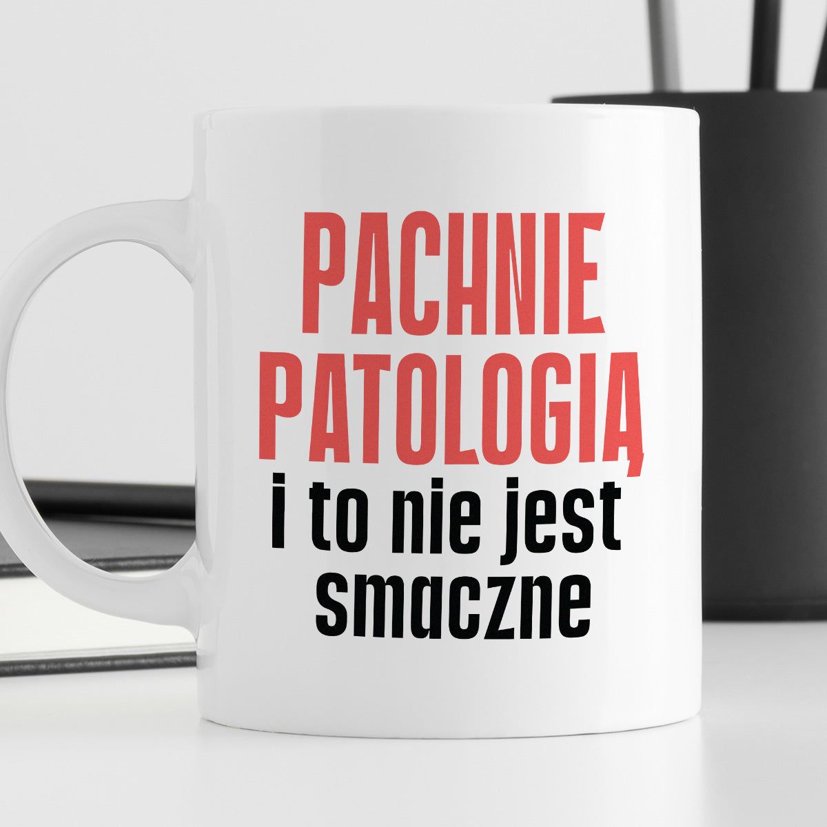 Kubek z nadrukiem "Pachnie patologią i to nie jest smaczne" cytat Magd