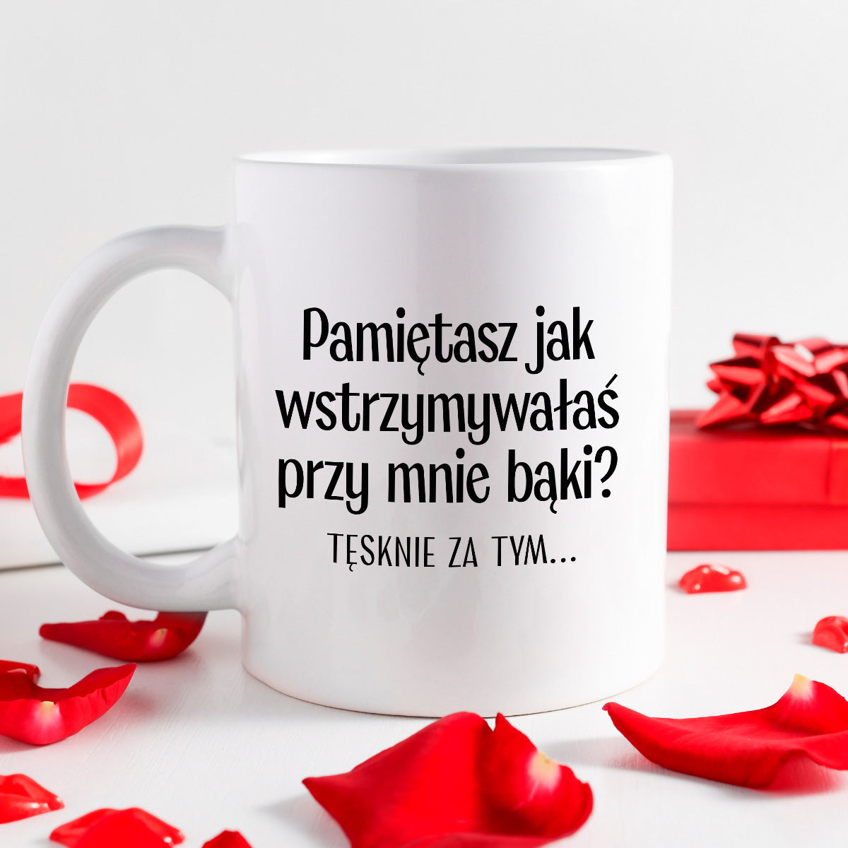 Kubek z nadrukiem "Pamiętasz jak wstrzymywałaś przy mnie bąki? Tęsknie za tym..." - WALENTYNKI