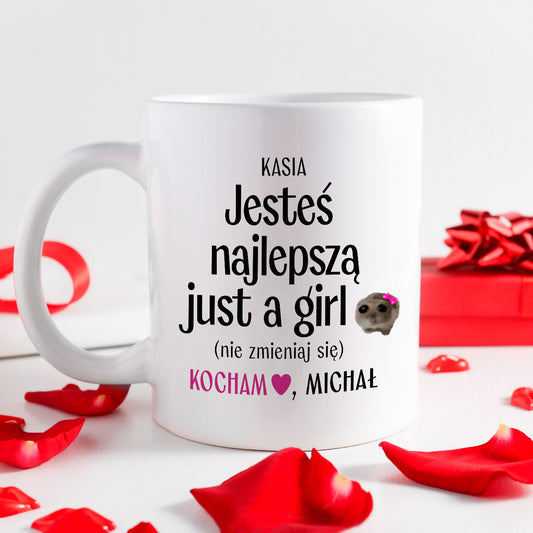 Kubek spersonalizowany z nadrukiem "Jesteś najlepszą just a girl (nie zmieniaj się)" [2 imiona] - WALENTYNKI