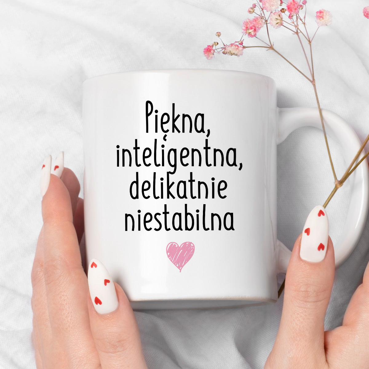 Kubek z nadrukiem "Piękna, inteligenta, delikatnie niestabilna"