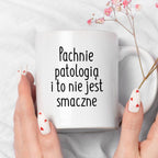 Kubek z nadrukiem "Pachnie patologią i to nie jest smaczne" FB