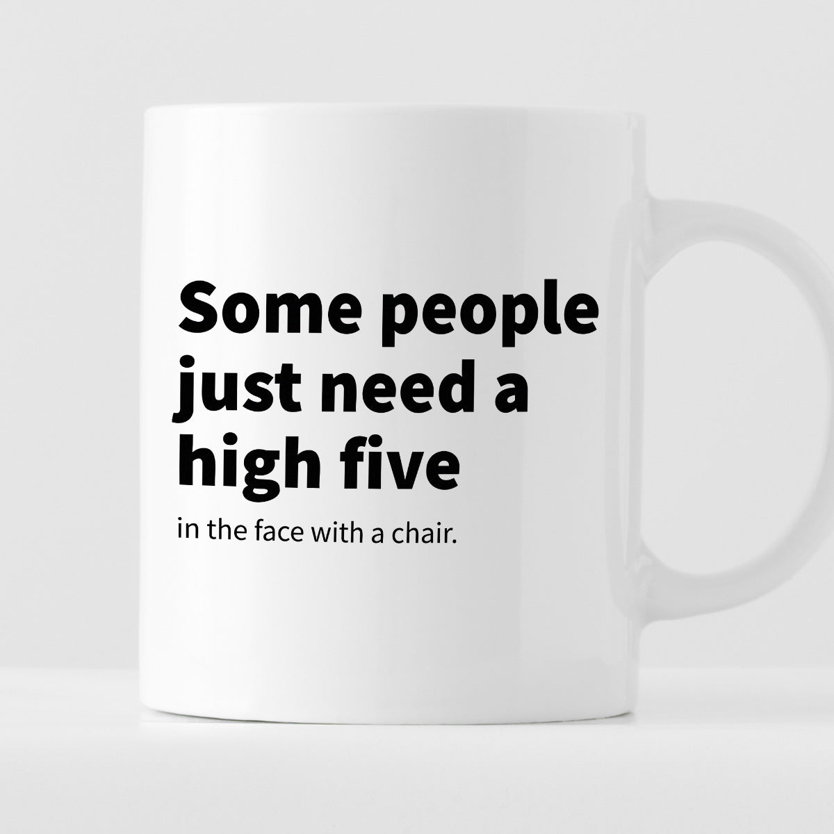 Kubek z nadrukiem "Some people just need a high five (in the face with a chair)"