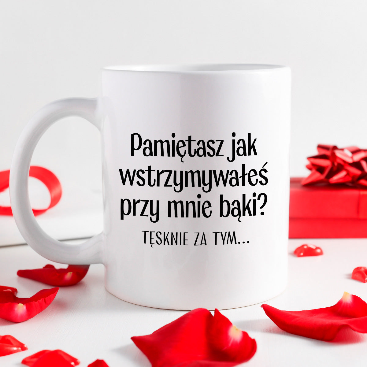 Kubek z nadrukiem "Pamiętasz jak wstrzymywałeś przy mnie bąki? Tęsknie za tym..." - WALENTYNKI