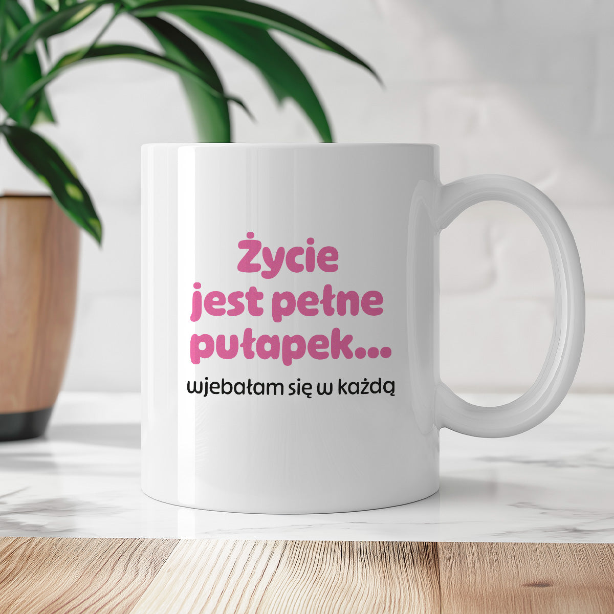 Kubek z nadrukiem - "Życie jest pełne pułapek - wjebałam się w każdą" - RÓŻ