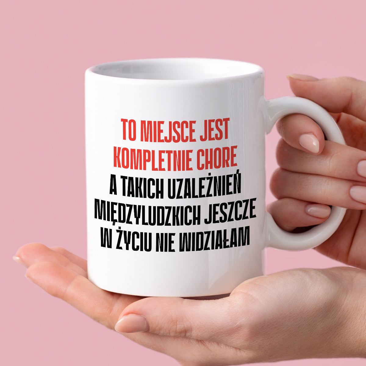 Kubek z nadrukiem "To miejsce jest kompletnie chore, a takich uzależni