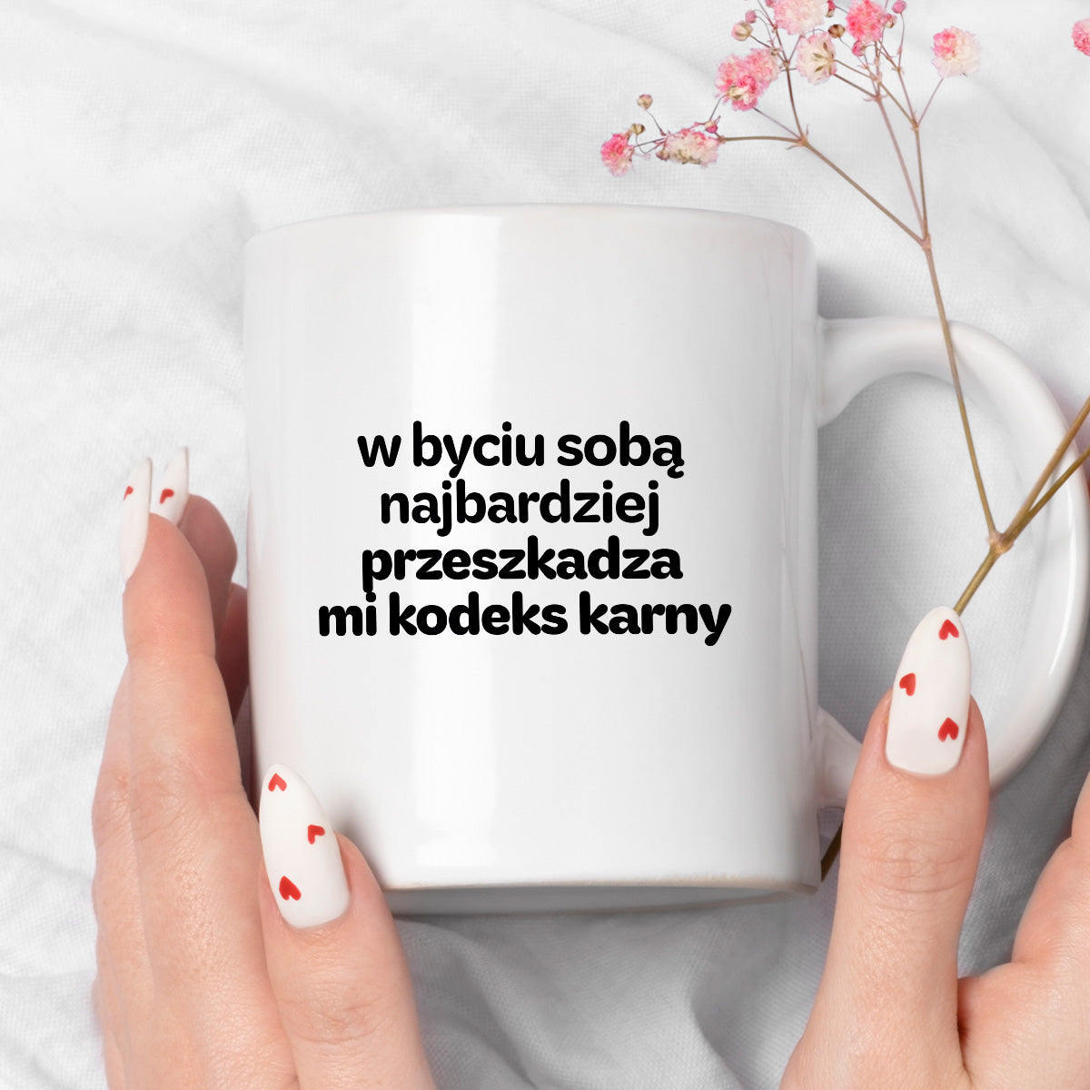 Kubek z nadrukiem - "w byciu sobą najbardziej przeszkadza mi kodeks karny"