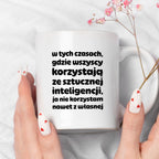 Kubek z nadrukiem "w tych czasach, gdzie wszyscy korzystają ze sztucznej inteligencji, ja nie korzystam nawet z własnej"