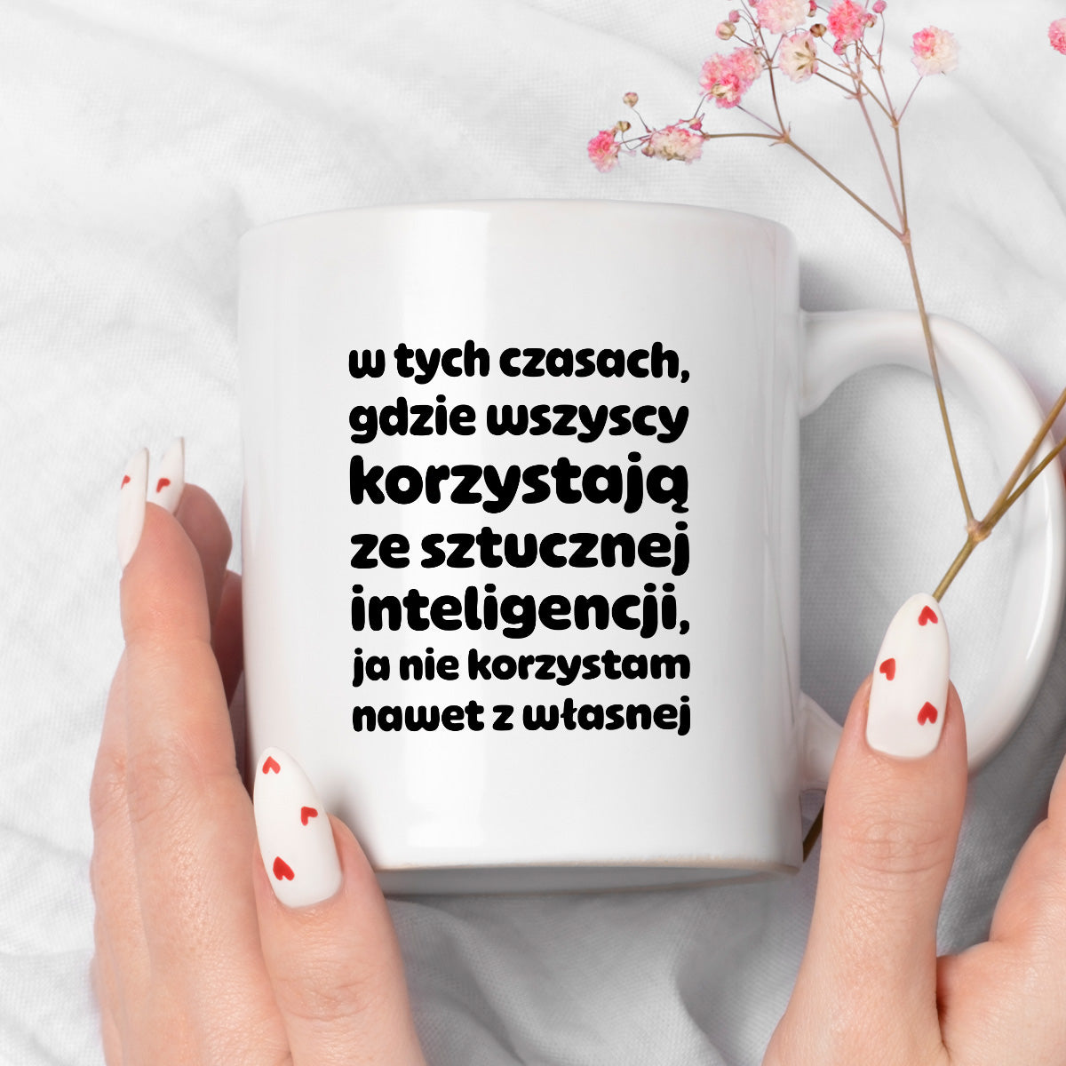 Kubek z nadrukiem "w tych czasach, gdzie wszyscy korzystają ze sztucznej inteligencji, ja nie korzystam nawet z własnej"