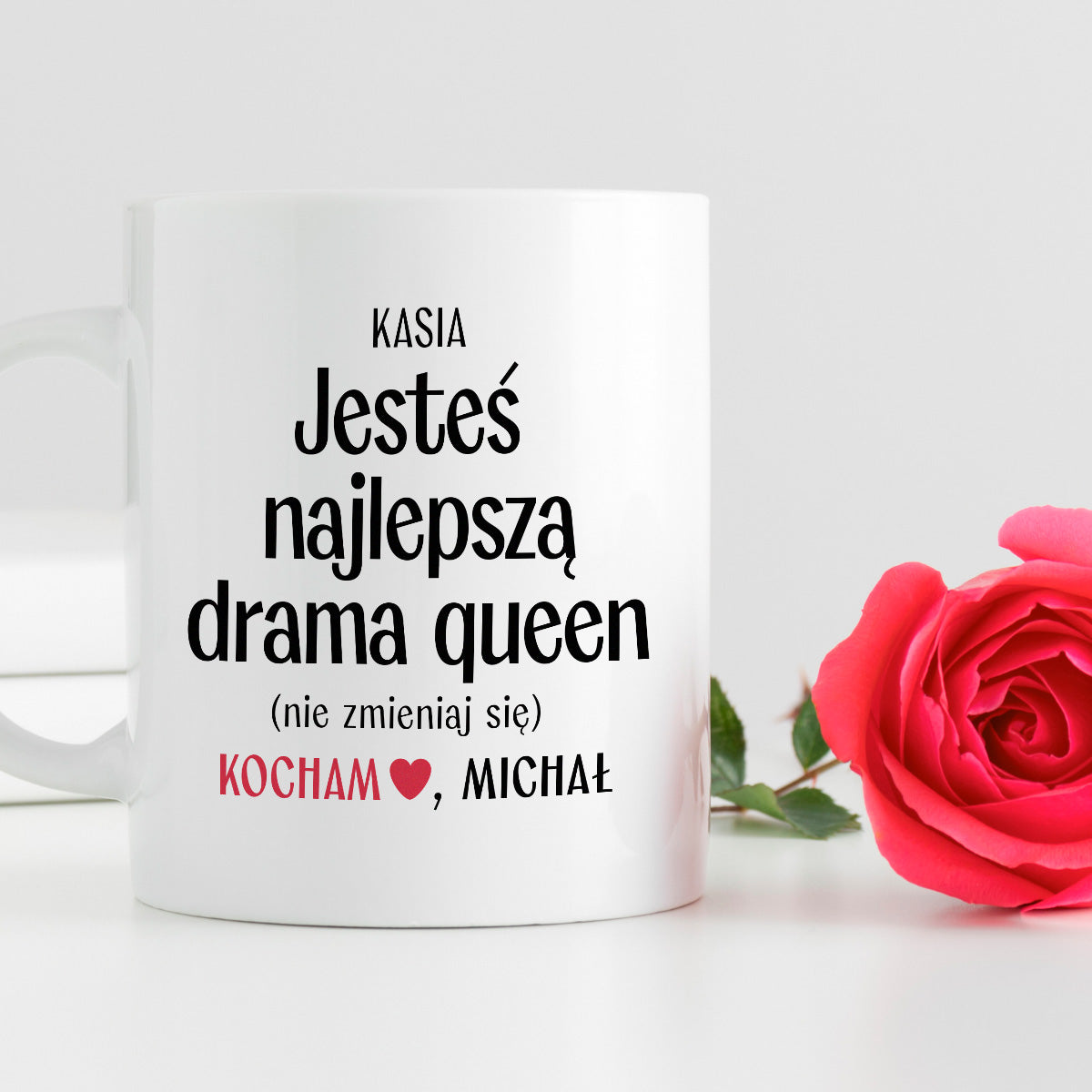 Kubek spersonalizowany z nadrukiem "Jesteś najlepszą drama queen (nie zmieniaj się)" [2 imiona] - WALENTYNKI