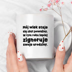 Kubek z nadrukiem "mój wiek staje się zbyt poważny. W tym roku lepiej zignoruje swoje urodziny."