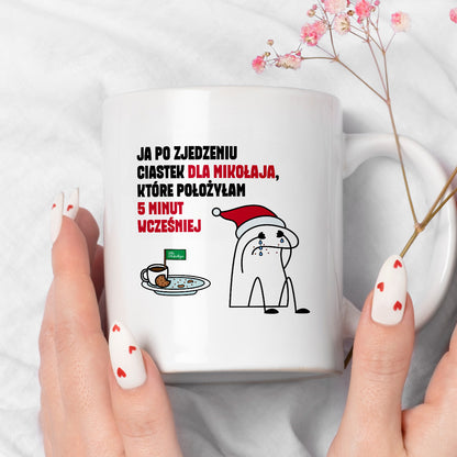 Kubek świąteczny mem "Ja po zjedzeniu ciastek dla Mikołaja, które położyłam 5 minut wcześniej"