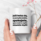 Kubek z nadrukiem "jeśli boisz się, co pomyślą ludzie, spokojnie, sporo ludzi w ogóle niewiele myśli"