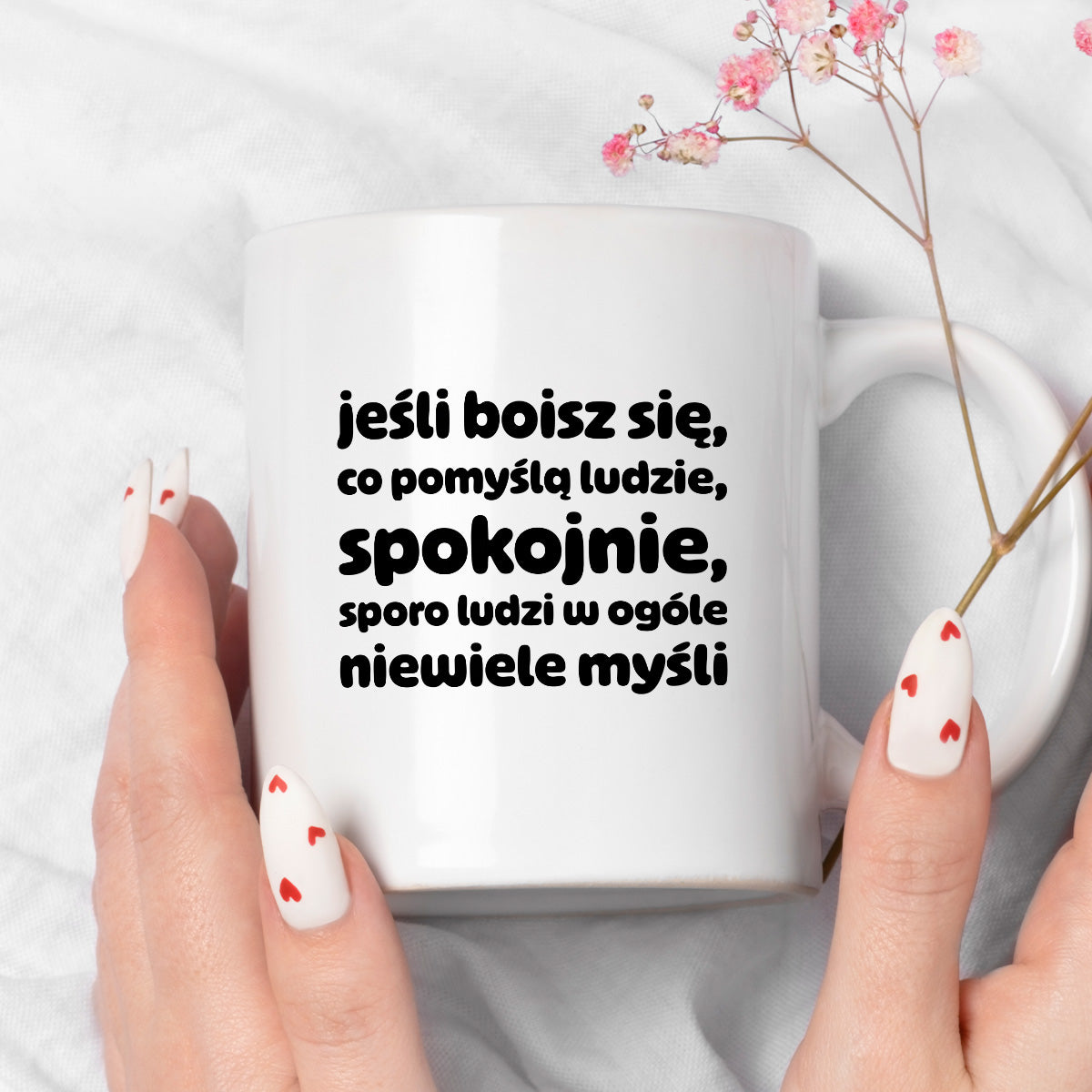 Kubek z nadrukiem "jeśli boisz się, co pomyślą ludzie, spokojnie, sporo ludzi w ogóle niewiele myśli"