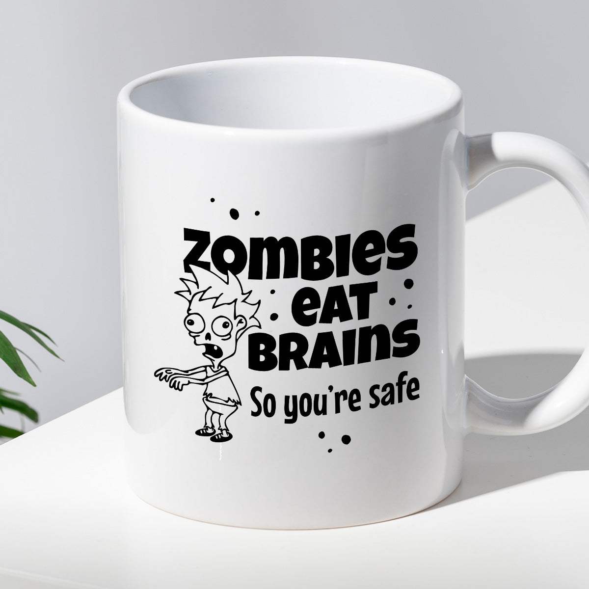 Kubek z nadrukiem "Zombies eat brains, so you’re safe"