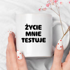 Kubek z nadrukiem - "Życie mnie testuje"