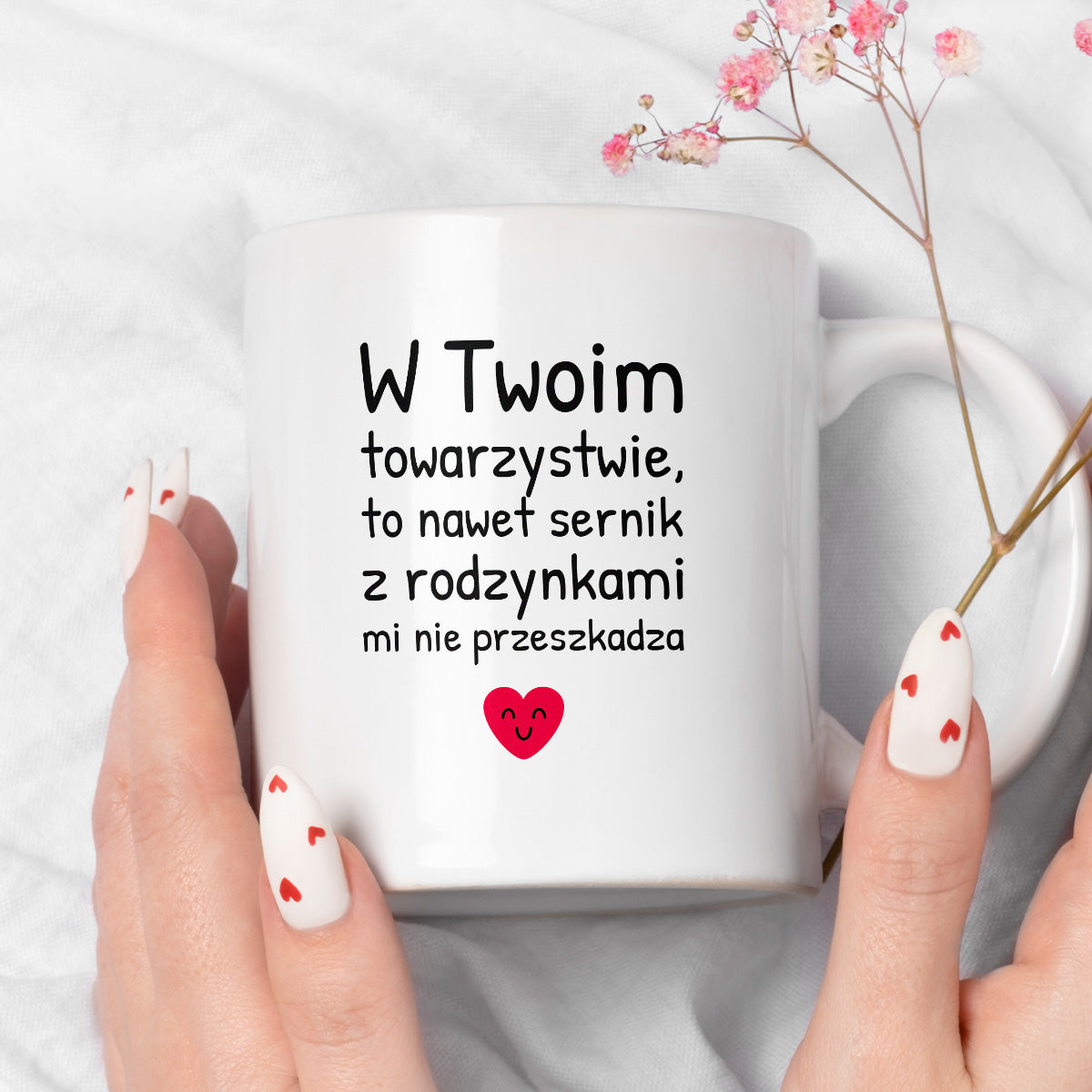 Kubek z nadrukiem - "W Twoim towarzystwie, to nawet sernik z rodzynkami mi nie przeszkadza"