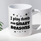Kubek z nadrukiem "I play dumb for smart reasons"