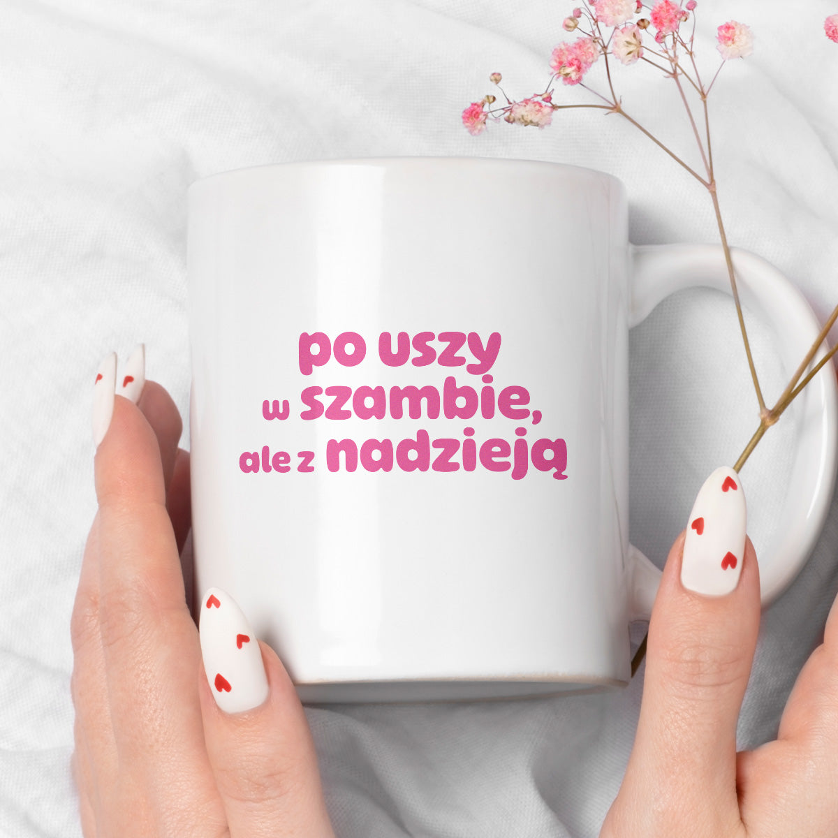 Kubek z nadrukiem "po uszy w szambie, ale z nadzieją" v2