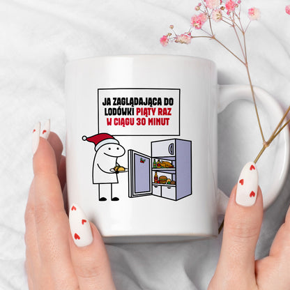 Kubek świąteczny mem "Ja zaglądająca do lodówki piąty raz w ciągu 30 minut"