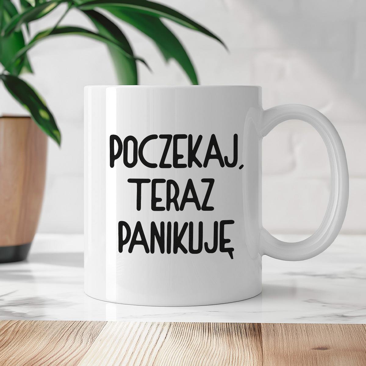 Kubek z nadrukiem "Poczekaj, teraz panikuję"