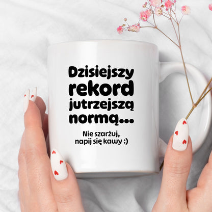 Kubek z nadrukiem "Dzisiejszy rekord jutrzejszą normą..."