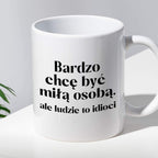 Kubek z nadrukiem "Bardzo chcę być miłą osobą, ale ludzie to idioci"