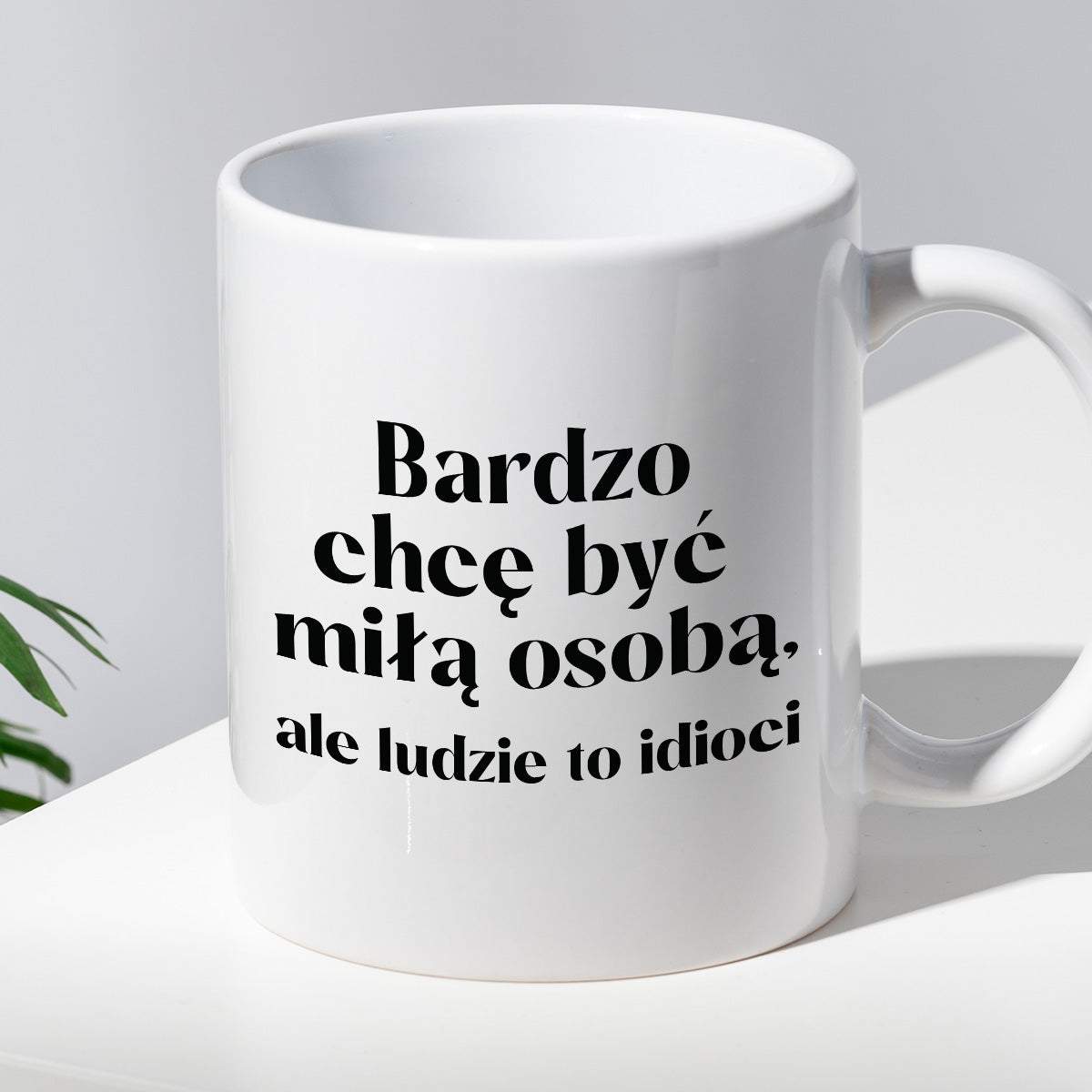 Kubek z nadrukiem "Bardzo chcę być miłą osobą, ale ludzie to idioci"