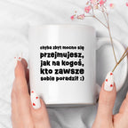 Kubek z nadrukiem "chyba zbyt mocno się przejmujesz, jak na kogoś, kto zawsze sobie poradził :)"
