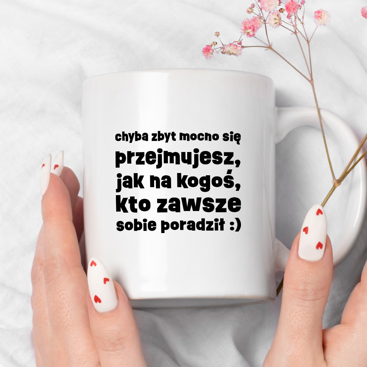 Kubek z nadrukiem "chyba zbyt mocno się przejmujesz, jak na kogoś, kto zawsze sobie poradził :)"