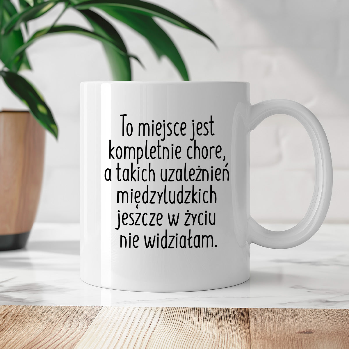 Kubek z nadrukiem "To miejsce jest kompletnie chore, a takich uzależnień międzyludzkich jeszcze w życiu nie widziałam"