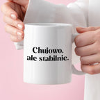 Kubek z nadrukiem "Chujowo, ale stabilnie." 330 ml