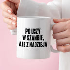 Kubek z nadrukiem "Po uszy w szambie, ale z nadzieją"