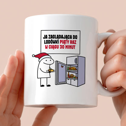 Kubek świąteczny mem "Ja zaglądająca do lodówki piąty raz w ciągu 30 minut"