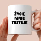 Kubek z nadrukiem - "Życie mnie testuje"