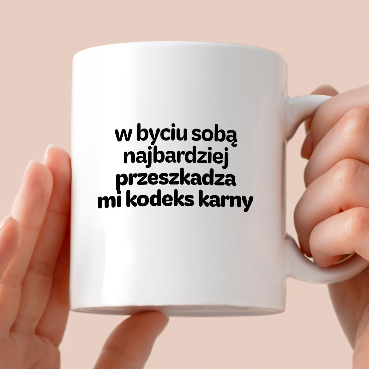 Kubek z nadrukiem - "w byciu sobą najbardziej przeszkadza mi kodeks karny"