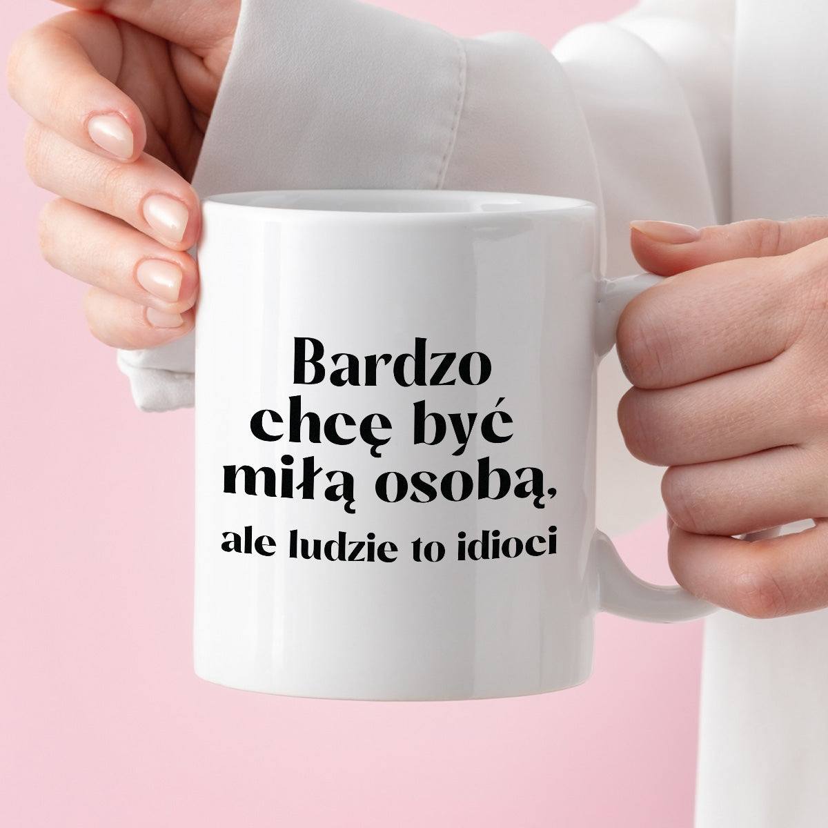 Kubek z nadrukiem "Bardzo chcę być miłą osobą, ale ludzie to idioci"