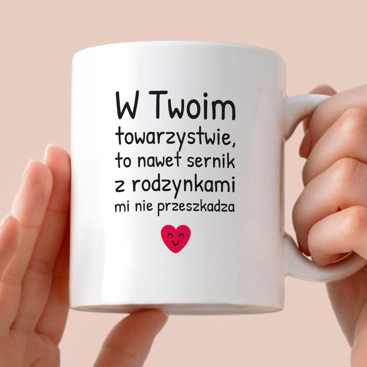 Kubek z nadrukiem - "W Twoim towarzystwie, to nawet sernik z rodzynkami mi nie przeszkadza"