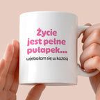 Kubek z nadrukiem - "Życie jest pełne pułapek - wjebałam się w każdą" - RÓŻ