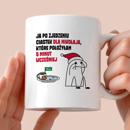 Kubek świąteczny mem "Ja po zjedzeniu ciastek dla Mikołaja, które położyłam 5 minut wcześniej"