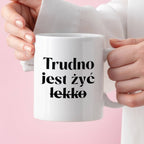 Kubek z nadrukiem "Trudno jest żyć (lekko)"